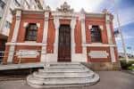 Entrada principal de la Casa del Sol con escalinata de piedra y detalles ornamentales