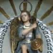 Primer plano de la imagen de San Miguel Arcángel en el interior del templo