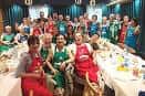 Interior de la sala de la Cocina Económica con grupo de personas en mesas
