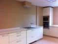 Interior de cocina o taller de cocina con encimeras claras y electrodomésticos empotrados
