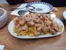 Plato de tapas o raciones servido en mesa de madera