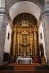 Vista interior del altar mayor y retablo barroco del convento