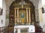 Interior del templo mostrando el retablo principal y el altar
