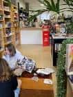 Interior de la Librería Klandestina con estanterías, mostrador y personas participando en una actividad