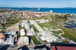 Vista panorámica aérea de la EDAR de Lagares con el paisaje urbano de Vigo y la costa de fondo