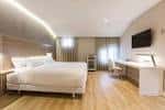 Habitación doble moderna con cama grande y escritorio en el hotel