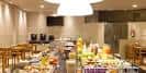 Área de buffet y restaurante con variedad de alimentos