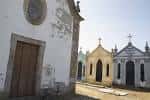 Vista exterior de la Iglesia Parroquial de San Lorenzo de Albeiros, mostrando la puerta de acceso y estructuras adyacentes