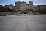 Amplia explanada pavimentada de la Plaza de San Cristóbal, adecuada para eventos