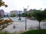 Vista panorámica de la Plaza de San Cristóbal con zonas verdes y la fuente