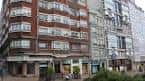Vista de la fachada de un edificio comercial y residencial en la Rúa Federico Tapia