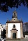Fachada principal de la Iglesia de las Angustias en Ferrol bajo un cielo azul brillante