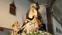 Detalle interior de la imagen de Nosa Señora das Angustias (La Piedad) con decoración floral