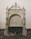 Monumento funerario de mármol blanco en el interior del Panteón de Galegos Ilustres