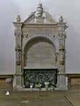 Sepulcro de Rosalía de Castro, destacando el arco y la ornamentación interior