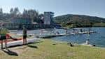 Vista a nivel del suelo del complejo, incluyendo la torre de control y los pantalanes junto al lago