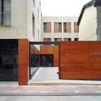 Fachada y entrada principal del Colegio de Abogados con diseño moderno