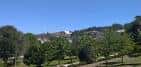 Panorámica del área verde del parque con vistas a la ciudad en la distancia