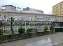 Fachada exterior del CEIP Álvarez Limeses con valla perimetral