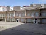 Vista de la fachada principal y el patio del CEIP Álvarez Limeses