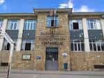 Fachada principal del Colegio Público Ventanielles