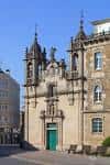 Fachada principal de la Iglesia de San Froilán en la Praza de Ferrol bajo cielo azul