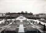 Vista histórica en blanco y negro de los jardines y la Residencia del Campus Sur