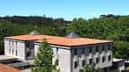 Edificio contemporáneo de la USC con tejado de tejas y entorno arbolado