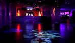 Interior de la discoteca Vanitas con pista de baile y cabina de DJ iluminada