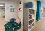 Rincón de lectura y juego en el interior de La Casita de Inglés, con estantería y alfombra de hoja.