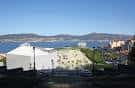 Vista elevada de la Praza do Rei, mostrando la zona escalonada y la Ría de Vigo al fondo