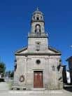 Toma frontal de la fachada de la Parroquia de San Andrés de Comesaña