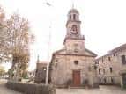 Perspectiva de la iglesia y la plaza circundante en Comesaña