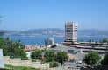 Vista panorámica del edificio municipal moderno de Vigo con el puerto al fondo