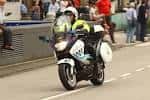 Motorista de la Policía Local de Vigo circulando en la vía pública