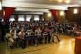 Interior de la sala de actos o salón de usos múltiples con público