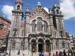 Vista frontal de la Basílica de San Juan el Real en Oviedo, mostrando su fachada principal neogótica