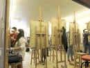 Interior de un aula de la escuela con caballetes de madera, apta para talleres