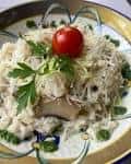 Plato de risotto o pasta con queso rallado y tomate cherry