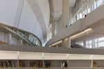 Interior moderno de la Biblioteca de Galicia con diseño curvo y balcones