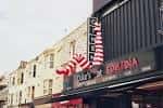 Exterior diurno de la fachada de Komedia Brighton, mostrando el cartel de Duke's