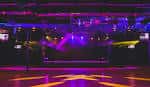 Interior del sótano de Komedia (Komedia Basement) con iluminación de escenario púrpura y amarilla