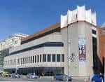 Fachada exterior moderna de The Brighton Centre bajo un cielo azul