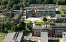 Vista aérea de la zona central del campus de la Universidad de Sussex, mostrando edificios y patios