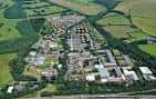 Vista panorámica aérea del campus de la Universidad de Sussex rodeado de zonas verdes