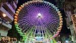 Rueda de la fortuna gigante iluminada con luces de colores en Vigo