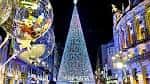 Gran árbol de Navidad iluminado en el centro de Vigo, visto desde la calle