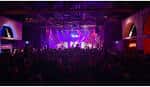 Interior de la sala de eventos durante un concierto con público y luces de escenario
