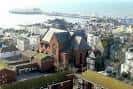 Vista aérea de la Iglesia de St Mary's en Kemp Town con el mar y la ciudad de fondo