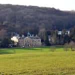 Primer plano de Stanmer House, la mansión histórica, vista desde el césped en un día soleado
